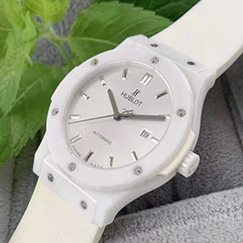 HUBLOT クラシック フュージョン ブラックマジック ホワイト 